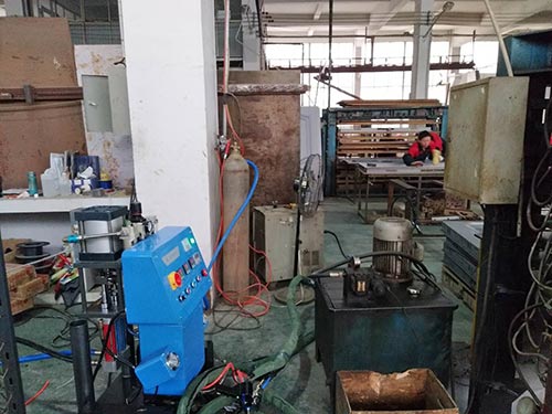 聚氨酯門板澆注 江蘇聚氨酯發(fā)泡機(jī)(圖1) 江蘇聚氨酯發(fā)泡機(jī)